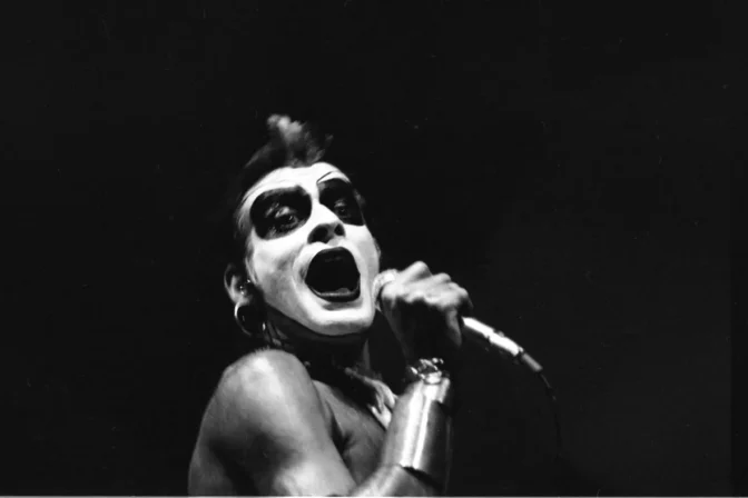 Ney Matogrosso elogia a estudiante que reinterpretó su icónica performance de “Homem com H”